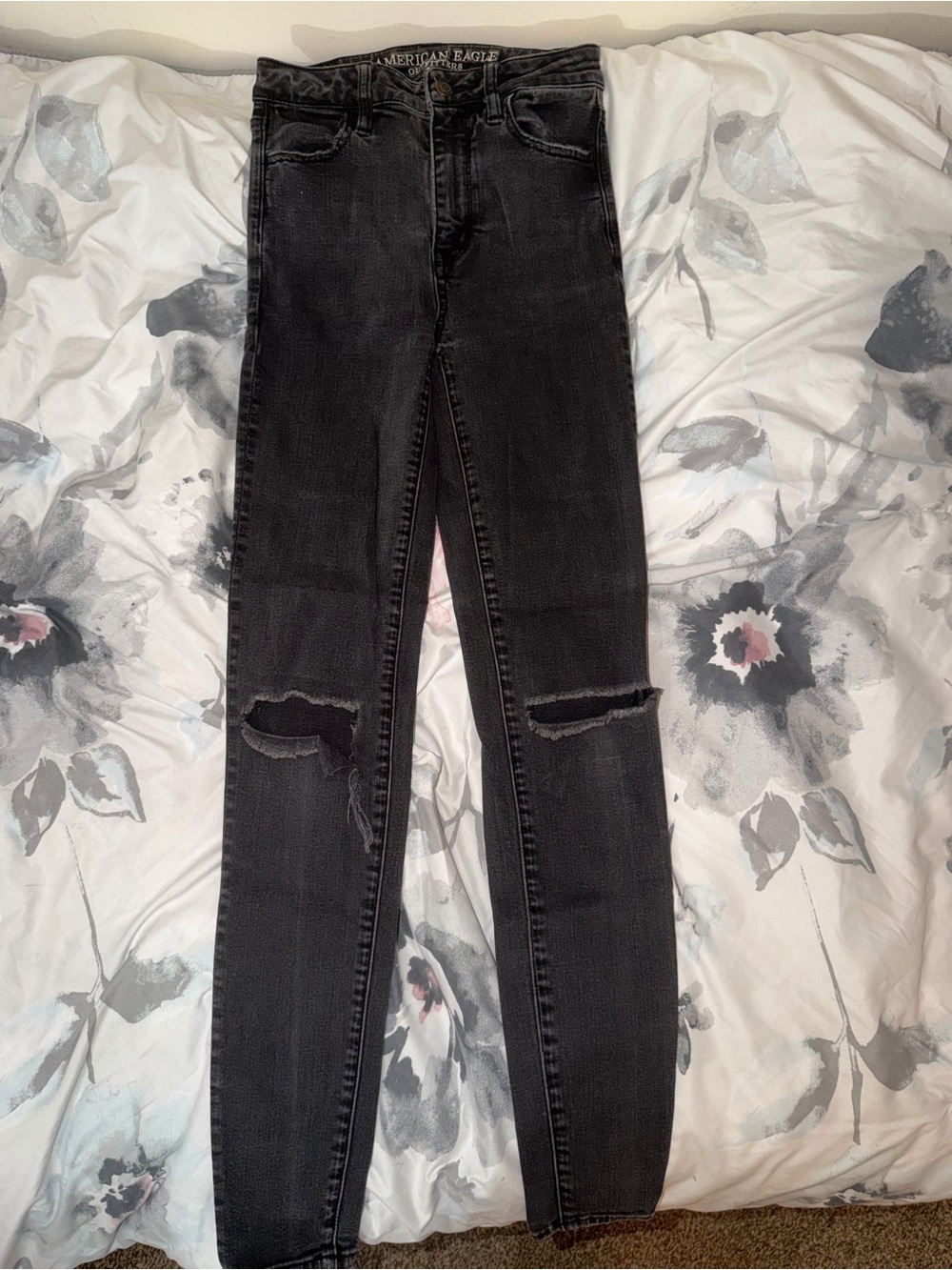 American Eagle Outfitters Black Skinny Jeans with Knee Rips - Women's
